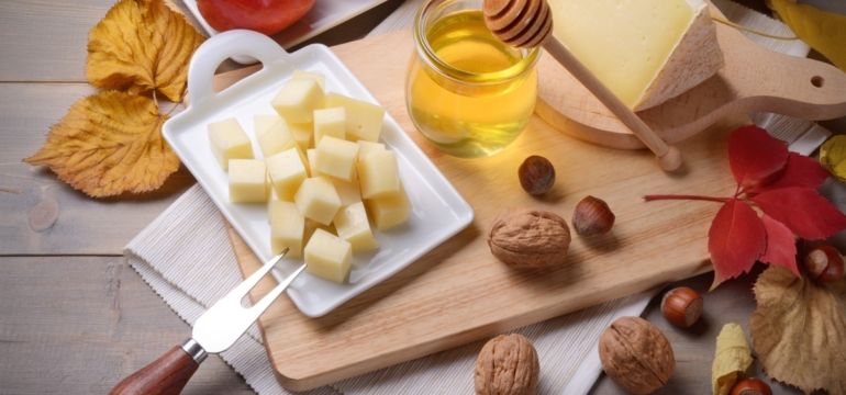 Formaggio, miele d'acacia e frutta