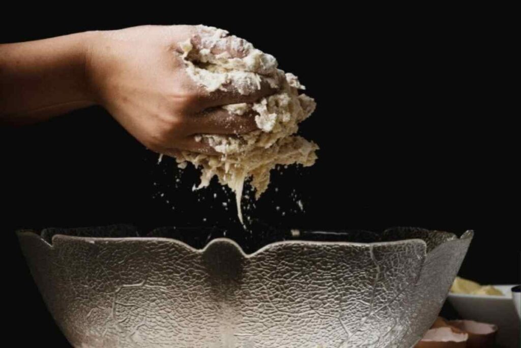 mano impasta lievito