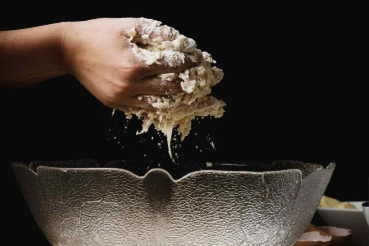 mano impasta lievito