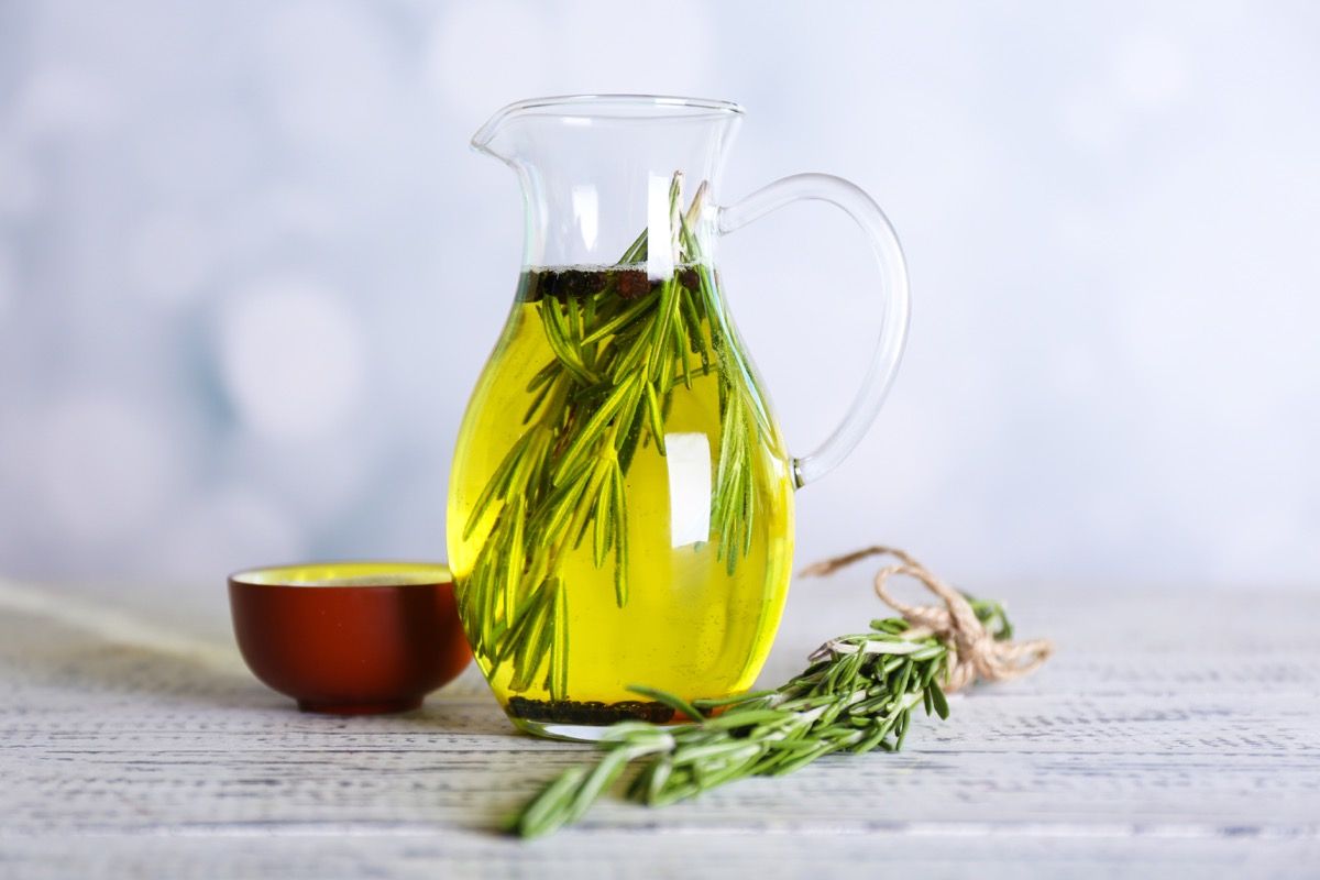 Benefici dell'olio essenziale di rosmarino