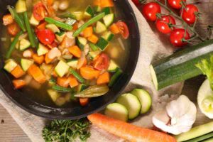 pentola di brodo e verdure
