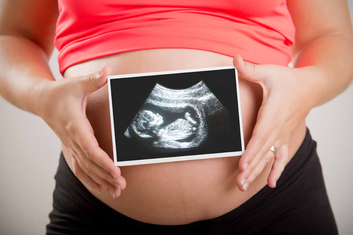 Controlli più attenti e frequenti con ecografie mensili di secondo livello in caso di citomegalovirus in gravidanza.