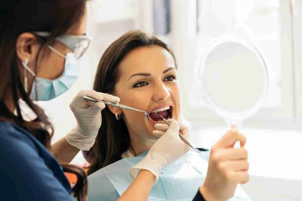 donna visitata dal dentista