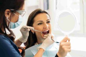 donna visitata dal dentista