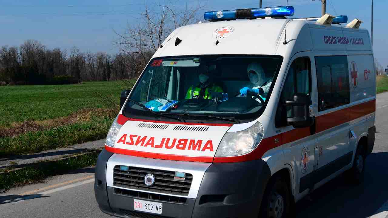 Roma cade finestra scuola 13enne
