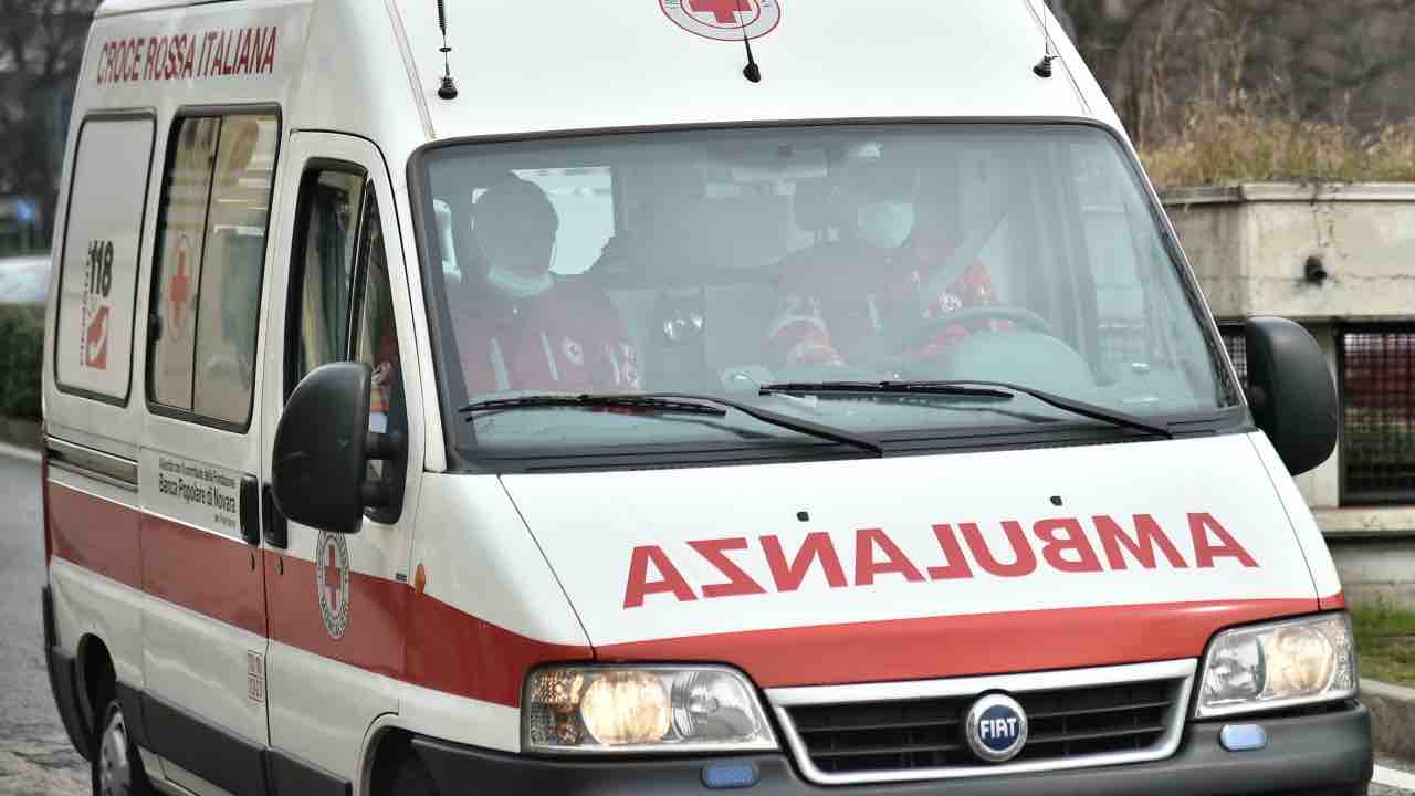 Roma cade finestra scuola 13enne