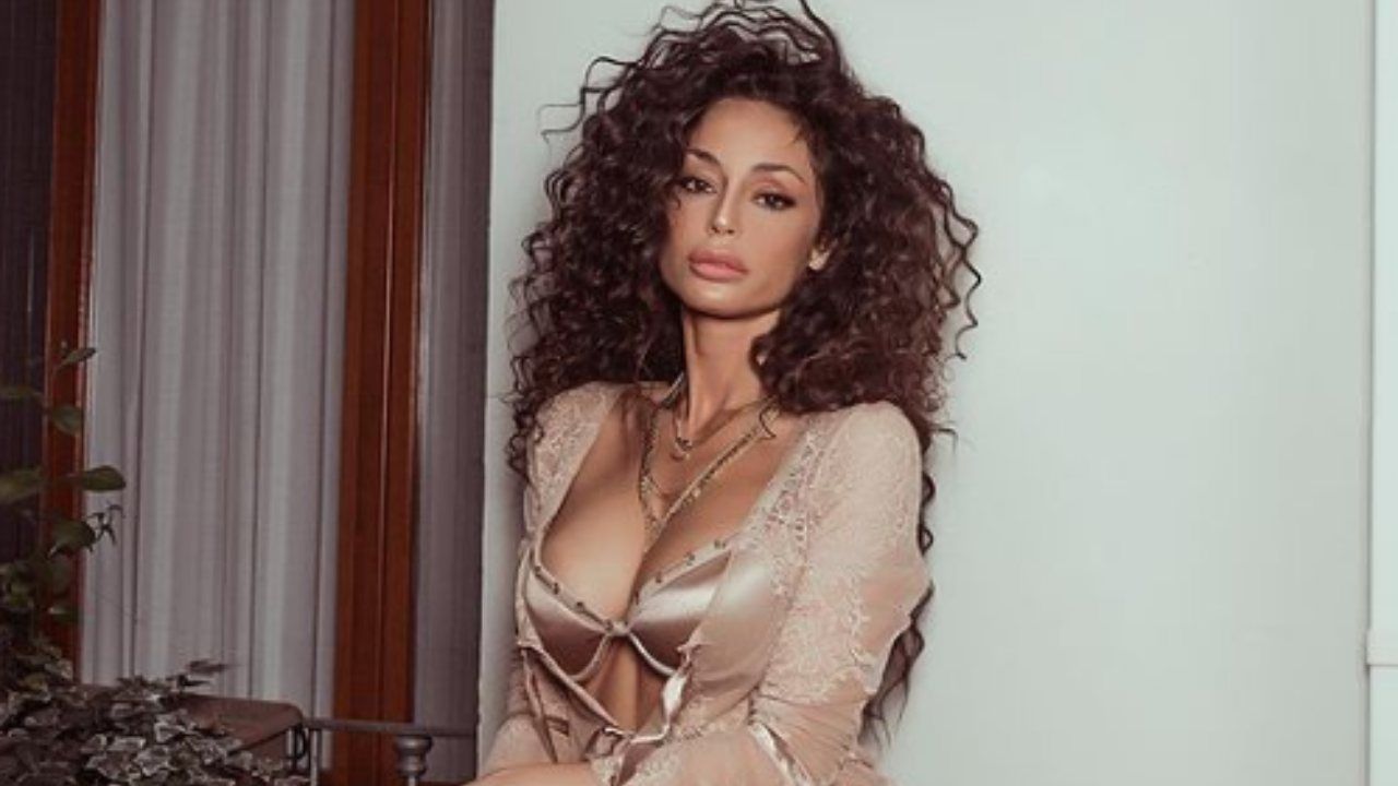 Raffaella Fico leopardato nero sensualissima