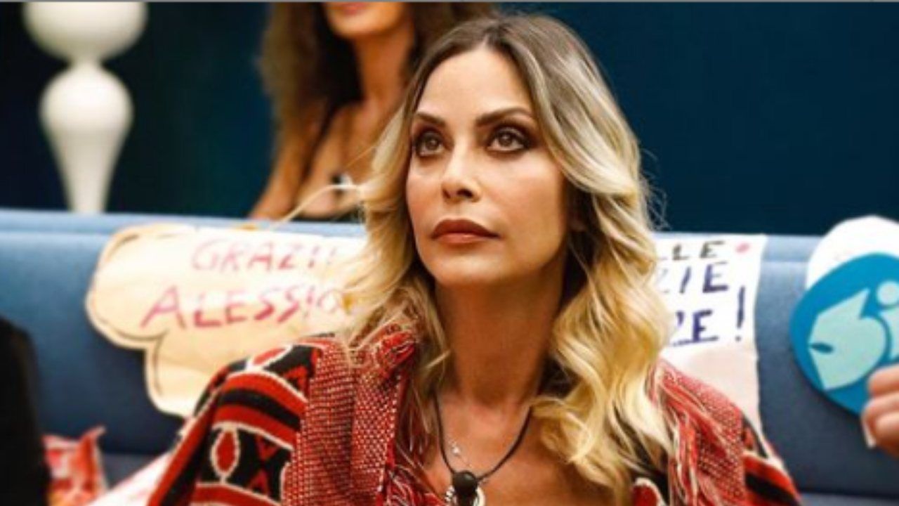 Stefania Orlando costume sotto doccia