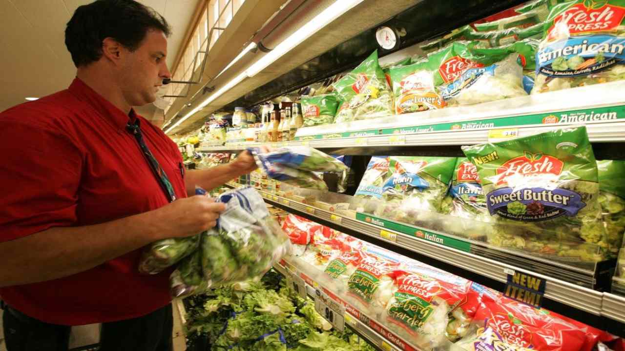 Insalata in busta, perché è meglio non comprarla