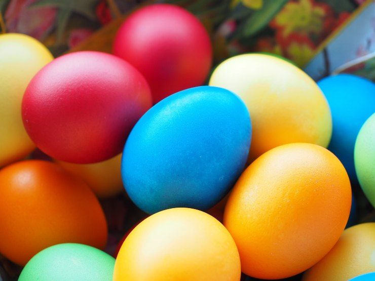 Uova di Pasqua fai da te senza stampo colorate