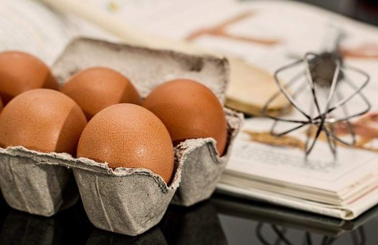 Uova del supermercato frigorifero