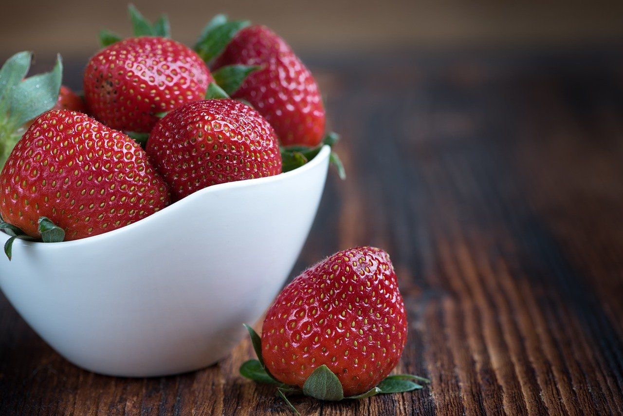 Proprietà delle fragole: benefici, rischi e tante ricette gustose