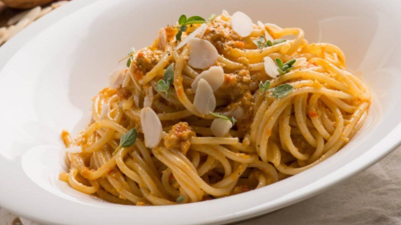 Spaghetti integrali pesto carote ricetta vegana