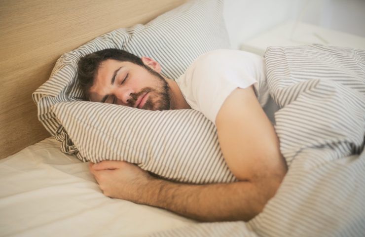 Dormire sul fianco fa male? 