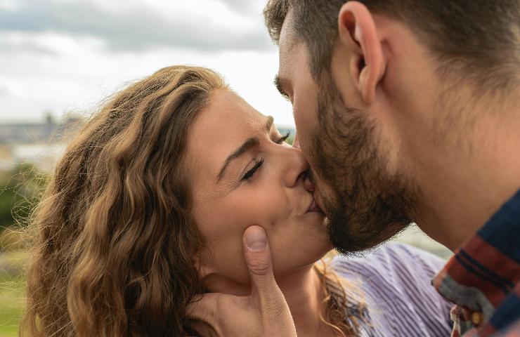Cosa significa sognare di baciare una persona? Sognare di baciare qualcuno