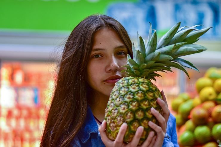 donna con ananas