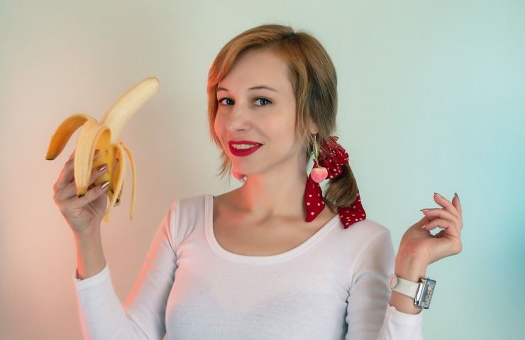 donna mangia banana