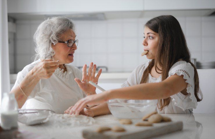 Ragazza e nonna preparano un dolce insieme