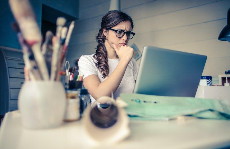 Ragazza preoccupata al pc