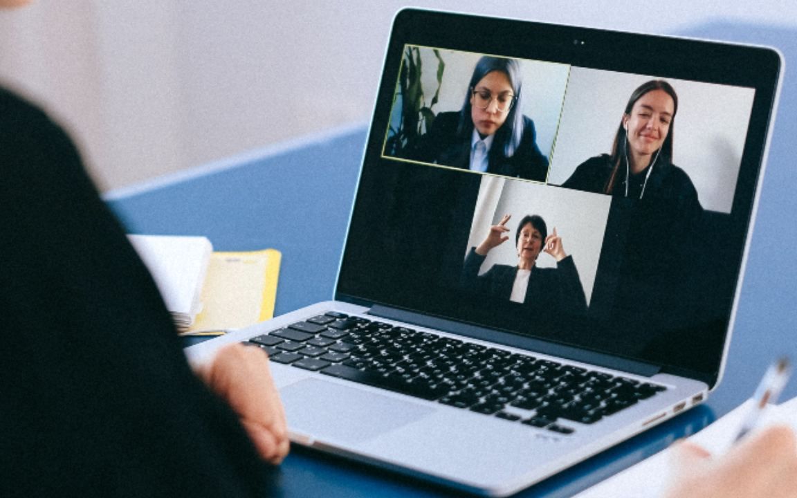 Perché durante le video call guardiamo più noi stessi che gli altri?