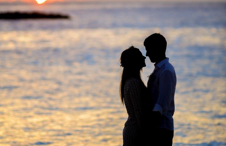 bacio tra fidanzati in spiaggia