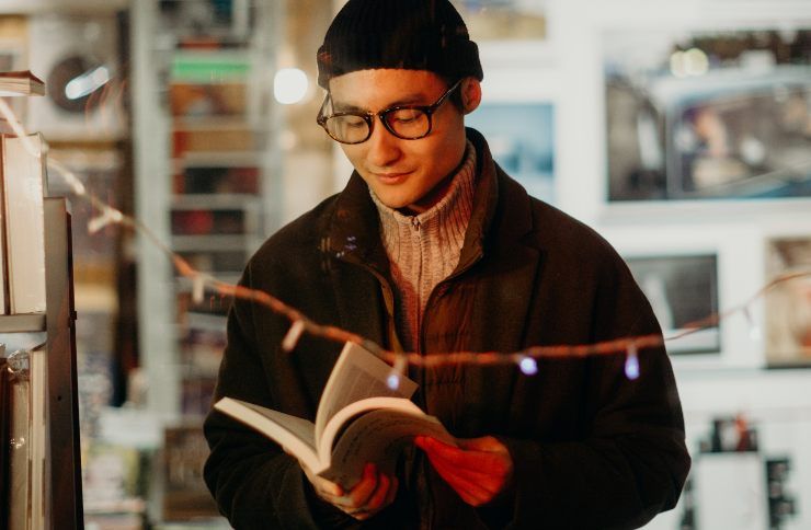 Ragazzo asiatico legge un libro