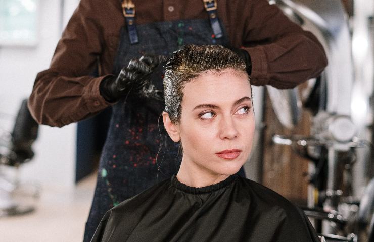 ragazza si fa tingere i capelli dalla parrucchiera