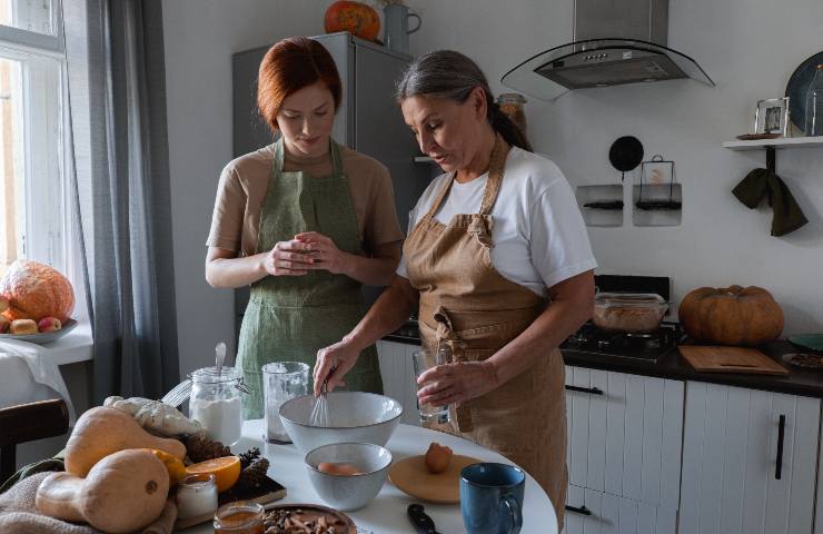 Nonna e nipote cucinano un dolce