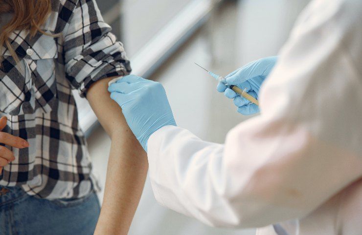 Somministrazione vaccino ad una ragazza da parte di un infermiere