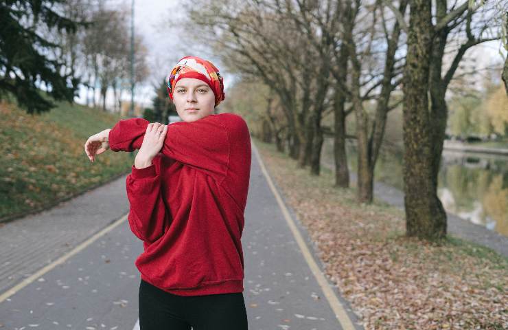 Ragazza fa stretching