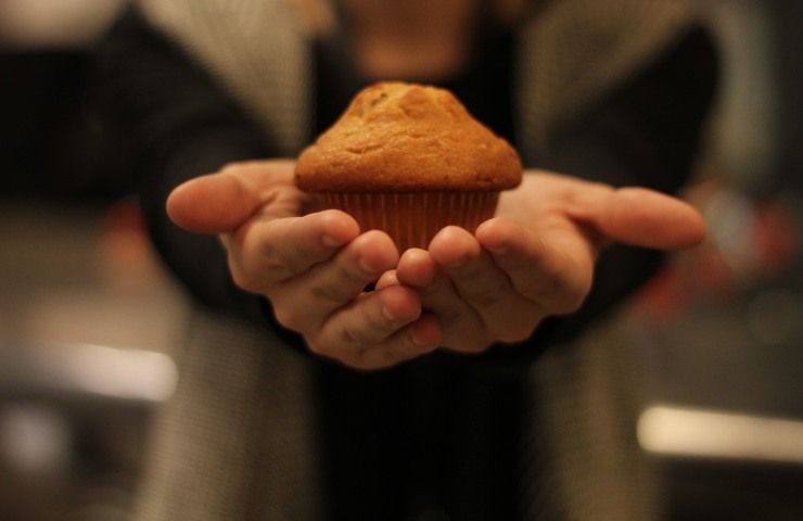 Muffin sulle mani di una persona