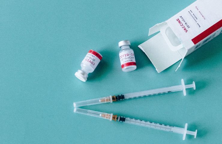 Vaccino covid 19 e siringhe