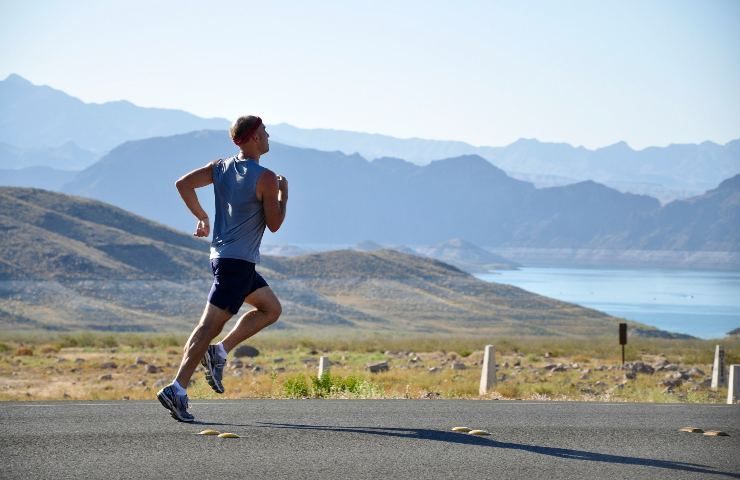 Ragazzo corre in mezzo alla strada