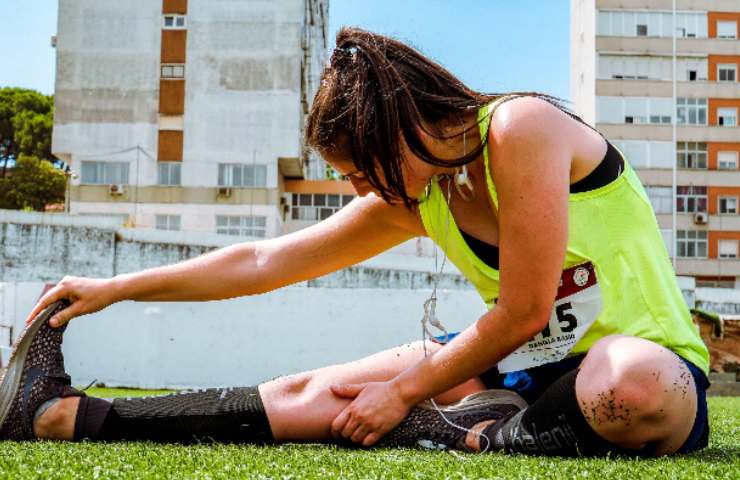 Ragazza fa stretching