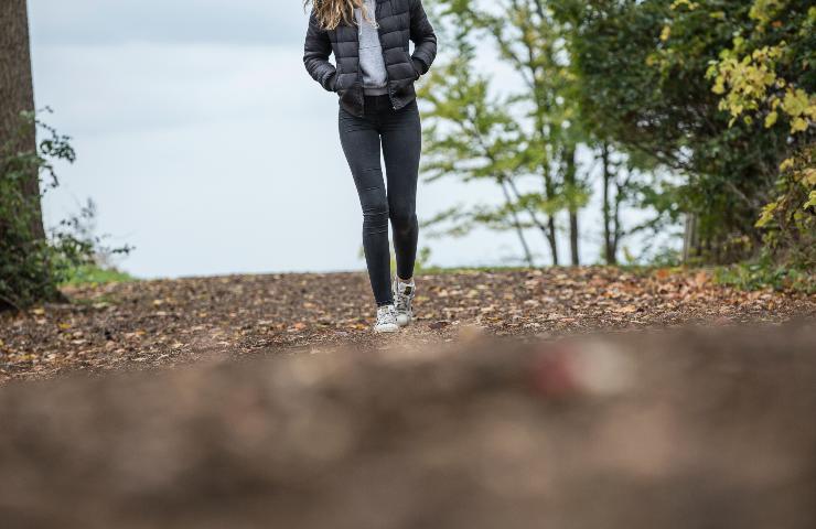 Donna cammina in un bosco 