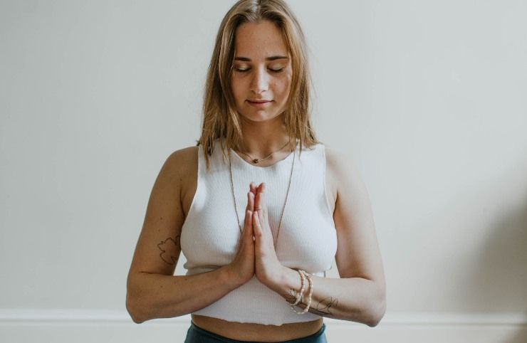 Donna che pratica yoga e medita