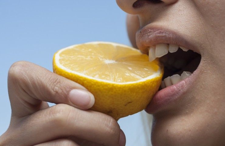 donna mangia limone