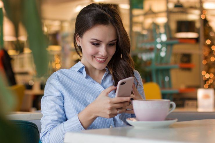 donna beve caffé