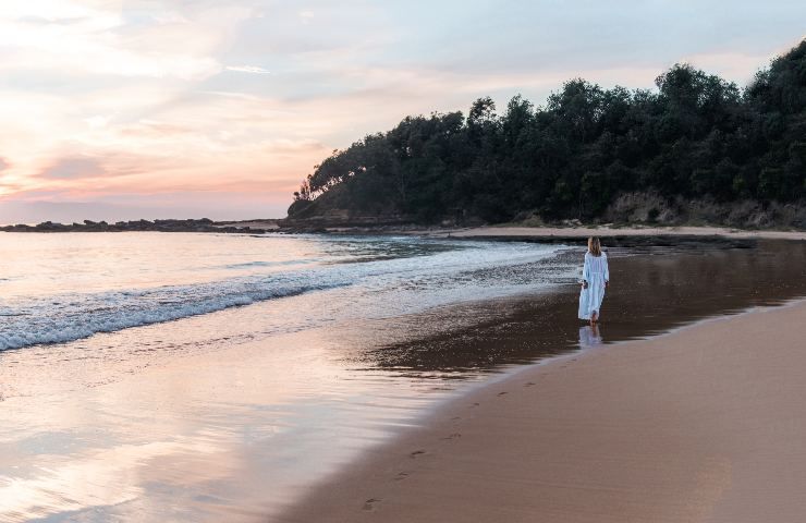 ragazza cammina in spiaggia