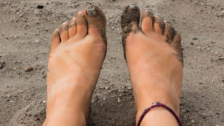 piedi sabbia spiaggia