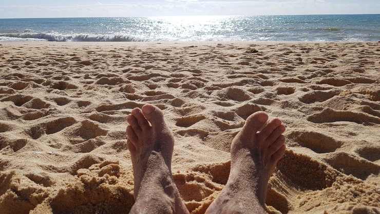 piedi sabbia spiaggia
