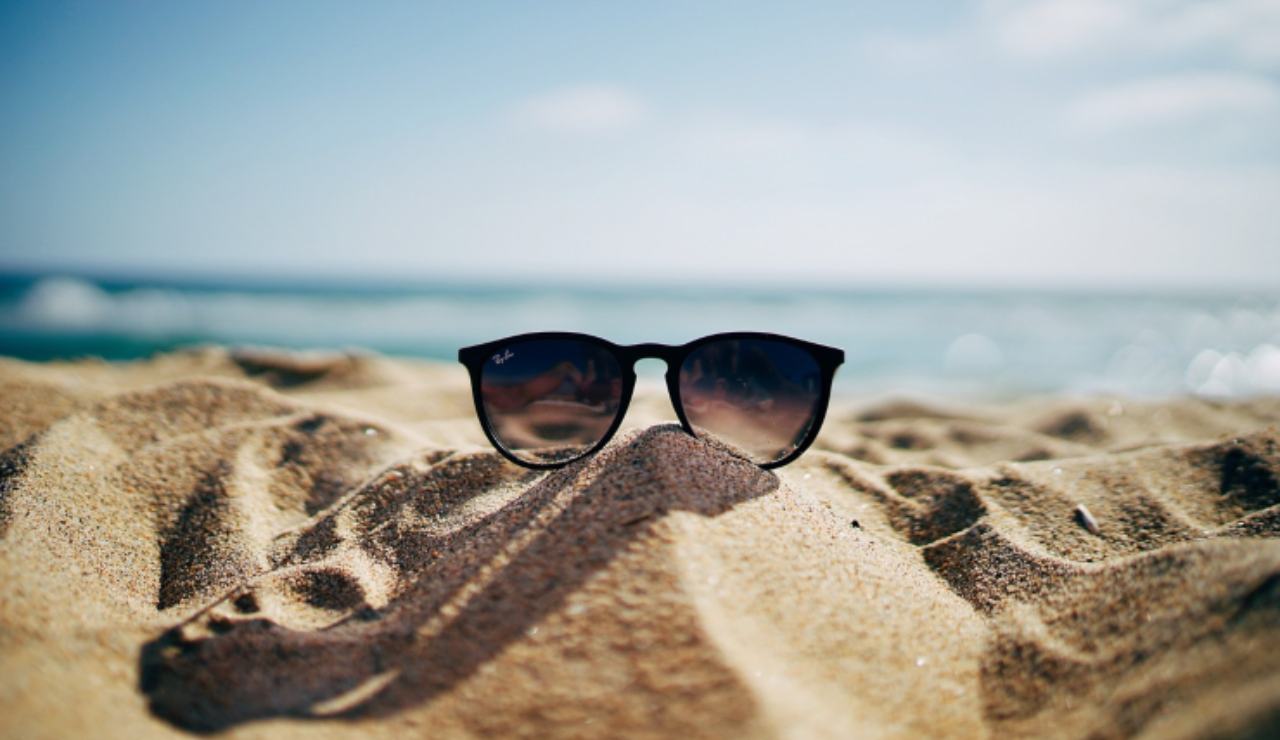 Come pulire gli occhiali da sabbia e salsedine: i migliori ed efficaci  metodi