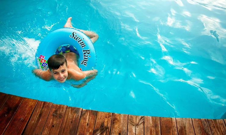 bimbo in piscina