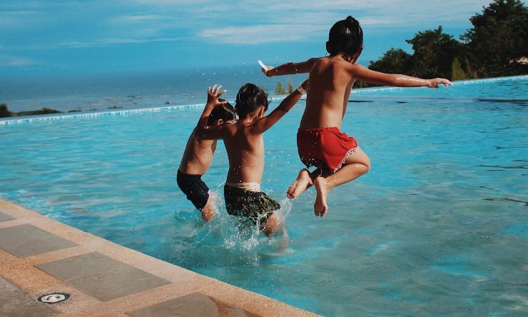 tuffo in piscina