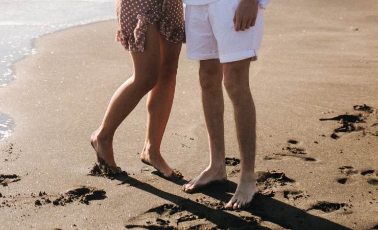 piedi nudi spiaggia