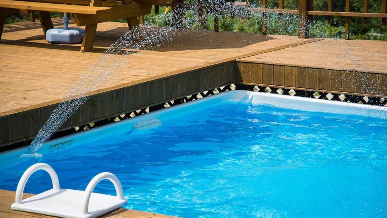 piscina giardino estate