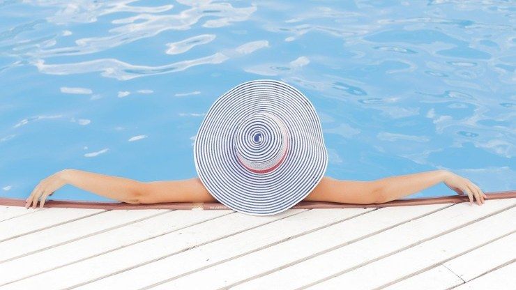 donna in piscina estate