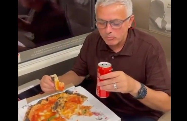Mourinho mangia la pizza in treno