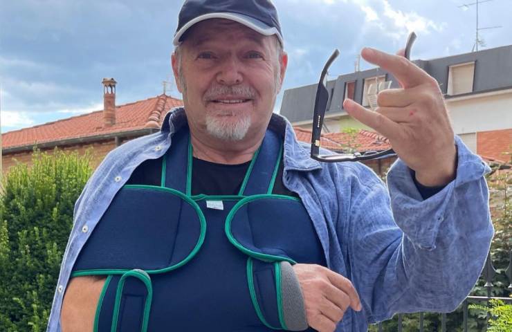 Vasco Rossi col braccio immobilizzato