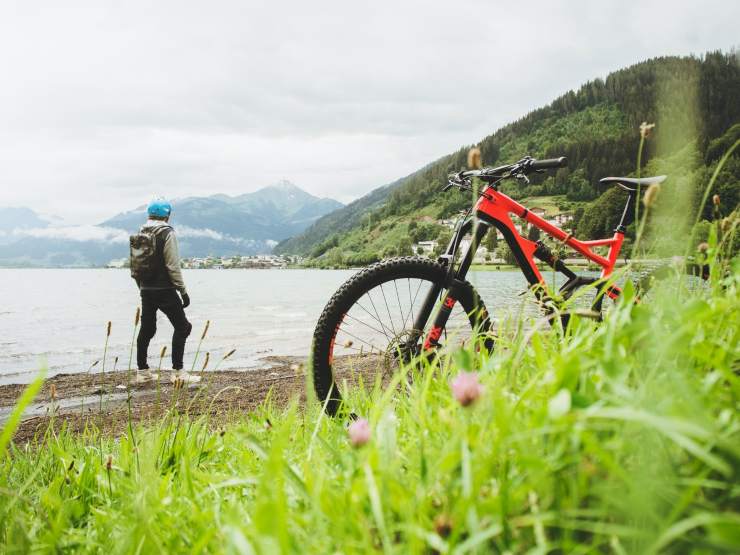 uomo con bicicletta sulla spiaggia